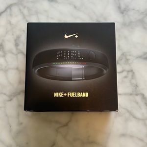Nike&fuelband size S-P black:steel noir steel. Never used. In box w accessories
